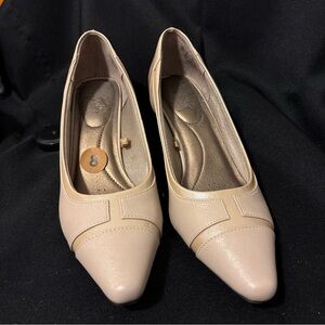 This is a pair of Life Stride Soft System pumps in beige